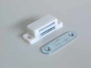 BÚTORZÁR - EGYÉB BÚTORZÁR HE-501 MÁGNESCSAPPANTYÚ Furatt: 39mm FEHÉR #1