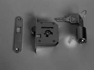 BÚTORZÁR - LEHMANN BÚTORZÁR 04 8238 041 000 CSAVAR REDŐNYZÁRHOZ SÁRGARÉZ #1