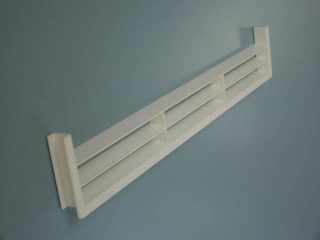 SZERELVÉNYEK - SZELLŐZŐRÁCS MŰANYAG 449 LÁBAZATELEMBE ÉPITHETÖ 390x65x18 mm FEHÉR #1