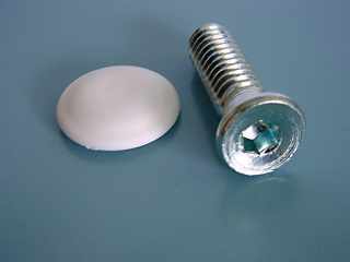 LÁBAK - MŰANYAG SZEKRÉNYLÁB CSAVAR TAKARÓSAPKÁVAL ÁTM.10 × 37 mm HORGANYZOTT-FEHÉR #1