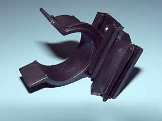 LÁBAK - MŰANYAG SZEKRÉNYLÁB 06.180 LÁBAZATRÖGZÍTŐ KLIP - FEKETE #1