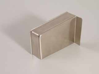 FÜGGESZTŐ ELEMEK - SZEKRÉNY FÜGGESZTŐ 806-OS TAKARÓSAPKA JOBBOS 67x42x29mm NIKKEL #1