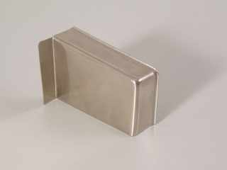 FÜGGESZTŐ ELEMEK - SZEKRÉNY FÜGGESZTŐ 806-OS TAKARÓSAPKA BALOS 67x42x29mm NIKKEL #1