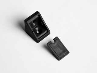 SZERELVÉNYEK - SAROKMEREVÍTŐ SZIMPLA 21x21x20 FEKETE #1