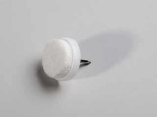 SZERELVÉNYEK - PADLÓVÉDŐ CSÚSZTATÓSZEG 24mm SZEGGEL FEHÉR #1