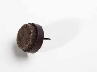 SZERELVÉNYEK - PADLÓVÉDŐ CSÚSZTATÓSZEG 24mm SZEGGEL BARNA #1