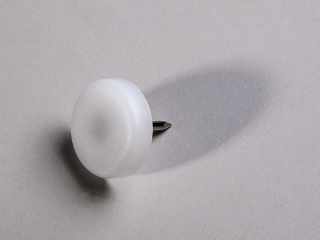 SZERELVÉNYEK - PADLÓVÉDŐ CSÚSZTATÓSZEG 25mm SZEGGEL FEHÉR #1